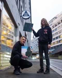 Trist Pike utenfor butikken